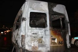 Xe ôtô 16 chỗ ngồi bị cháy ngày 6/1/2011 tại thành phố Biên Hòa. (Nguồn: Internet)