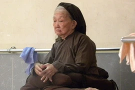 bà Nguyễn Thị Định với mái tóc dài hơn 5m bọc trong túi vải. (Ảnh: Hưng Thịnh/Vietnam+)