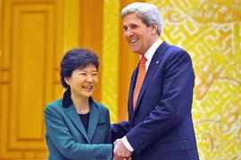 Tổng thống Hàn Quốc Park Geun-Hye (trái) và Ngoại trưởng John Kerry. (Nguồn: AFP/TTXVN)