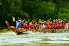 Đua ghe ngo không thể thiếu trong những ngày lễ, tết của bà con Khmer. (Nguồn: TTXVN)