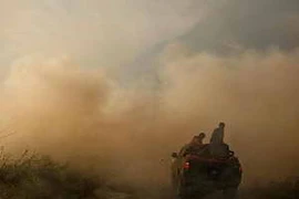 Nhân viên cứu hỏa Indonesia nỗ lực khống chế đám cháy rừng ở tỉnh Riau trên đảo Sumatra. (Nguồn: AFP/TTXVN)