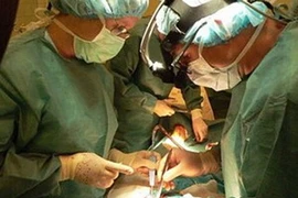 Một ca phẫu thuật cấy ghép tim nhân tạo. Ảnh minh họa, (Nguồn: Internet)