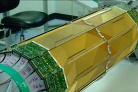 Phản vật chất được "nhốt" trong một vật hình ống tạo nên bởi nam châm và các dây điện. (Nguồn: BBC)