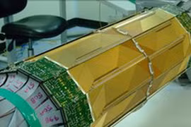 Phản vật chất được "nhốt" trong một vật hình ống tạo nên bởi nam châm và các dây điện. (Nguồn: BBC)
