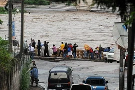 Cảnh ngập lụt ở Tegucigalpa (Honduras) do nước sông Choluteca tràn bờ ngày 30/5. (Nguồn:THX/TTXVN) 