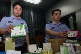 Cơ quan chức năng Trung Quốc tịch thu và tiêu hủy hơn 65 triệu viên thuốc giả. (Nguồn: baidu)