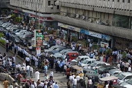 Người dân Pakistan đổ ra đường phố ở Karachi sau các cơn dư chấn ngày 16/4. (Nguồn: AFP/TTXVN)