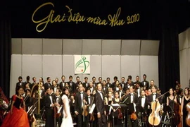 Các nghệ sỹ biểu diễn trong Gala "Giai điệu mùa Thu 2010." (Nguồn: Internet)