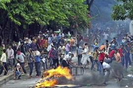 Hàng trăm người bị thương trong các vụ đụng độ, đốt phá tại nhiều địa phương ở Bangladesh thời gian qua. (Nguồn: Reuters)