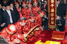 Các vị cao niên phường Lộc Vượng thực hiện nghi thức khai ấn Đền Trần. (Ảnh: Thế Duyệt/TTXVN)