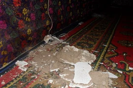 Một ngôi nhà bị hư hỏng do động đất ở Jiashi. (Nguồn: THX/TTXVN)