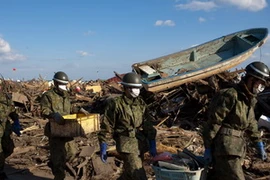 Binh sỹ Nhật Bản tìm kiếm các nạn nhân động đất-sóng thần ở tỉnh Miyagi ngày 3/4. (Nguồn: AFP/TTXVN)
