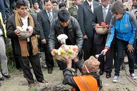 Tổng thống Morales làm lễ động thổ xây dựng hệ thống cáp treo dài nhất thế giới. (Nguồn: ABI)