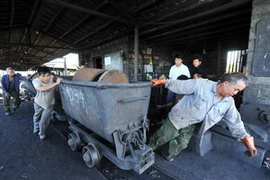 Chuyển thiết bị cứu trợ các nạn nhân mắc kẹt trong một vụ sập mỏ than ở Trung Quốc hồi tháng 7. Ảnh minh họa. (Nguồn: THX/TTXVN)