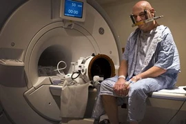 Một bệnh nhân đang được điều trị chứng run tay bằng sóng siêu âm. (Nguồn: Daily Mail)