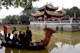 Hát Quan họ trên thuyền tại thủy đình trung tâm đồi Lim. (Nguồn: TTXVN)
