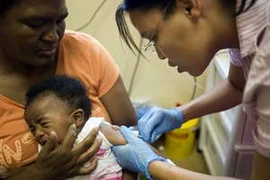 Tiêm vắcxin phòng lao (SATVI) cho trẻ em tại bệnh viện Brewelskloof ở Worcester, Nam Phi. (Nguồn: AFP/TTXVN)