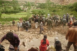 Binh sĩ Ấn Độ và những người tình nguyện tại khu vực xảy ra lũ quét ở thị trấn Leh. (Nguồn: AFP/TTXVN)