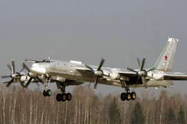 Máy bay ném bom chiến lược Tupolev Tu-95 của Nga tập trận trên BIển Nhật Bản. (Ảnh: mil.ru)