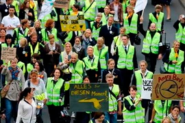 Đoàn người biểu tình với các khẩu hiệu đòi tăng lương. (Nguồn: thethaovanhoa.vn)