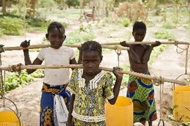 Trẻ em lao động giúp gia đình tại Niger. (Nguồn: AFP/TTXVN)