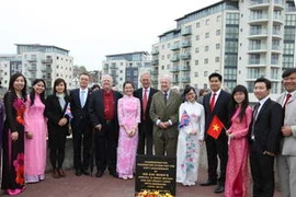 Bạn bè Anh, cán bộ cơ quan đại diện Việt Nam và du học sinh bên tấm bia kỷ niệm 100 năm ngày Bác Hồ đến Anh. (Ảnh: Lê Phương)