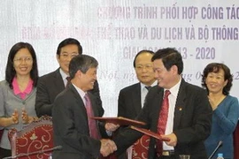 Lễ ký kết chương trình phối hợp công tác giữa Bộ Văn hóa-Thể Thao và Du lịch và Bộ Thông tin-Truyền thông. (Ảnh: Thanh Tùng/TTXVN)