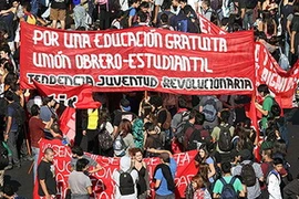 Sinh viên và học sinh Chile biểu tình (Nguồn: UPI)