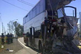 Chiếc xe buýt tại hiện trường vụ tai nạn. (Nguồn: AFP)