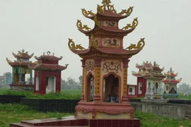 Những ngôi mộ được xây dựng kiên cố và bề thế. Ảnh minh họa. (Nguồn: TT&VH)