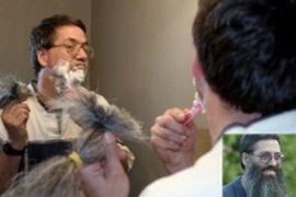 Giáo sư Gary Weddle ăn mừng tin bin Laden chết bằng việc cạo bỏ bộ râu nuôi 10 năm. (Nguồn: Internet))