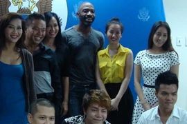 Michael Parks Masterson cùng các nghệ sỹ Việt Nam. (Ảnh: Li Ti)