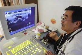 Một bác sĩ đang nội soi theo dõi tuyến giáp của một bệnh nhân tại Nihonmatsu, cách Fukushima 50 km. (Nguồn: Reuters) 