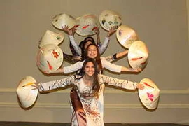 Trình diễn áo dài và nón lá tại buổi lễ. (Nguồn: ĐSQ Việt Nam tại Chile)