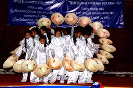 Biểu diễn văn nghệ mừng sinh nhật Chủ tịch Hồ Chí Minh. (Ảnh: Hoàng Chương/Vietnam+)