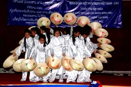 Biểu diễn văn nghệ mừng sinh nhật Chủ tịch Hồ Chí Minh. (Ảnh: Hoàng Chương/Vietnam+)