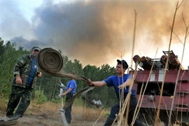 Nhân viên cứu hỏa dập đám cháy tại khu rừng gần làng Tokhushevo, cách Sarov khoảng 50km.(Nguồn: AFP/TTXVN)