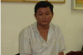 Nguyễn Minh Bảo nghe PC 46 đọc lệnh bắt tạm giam sáng 7/1. (Nguồn: thanhnien.com.vn)