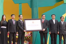 Đồng chí Ủy viên Bộ Chính trị, Thường trực Ban Bí thư Lê Hồng Anh, trao Bằng xếp hạng Di tích Quốc gia đặc biệt Tân Trào cho lãnh đạo tỉnh Tuyên Quang. (Nguồn: baotuyenquang.com.vn) 
