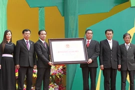 Đồng chí Ủy viên Bộ Chính trị, Thường trực Ban Bí thư Lê Hồng Anh, trao Bằng xếp hạng Di tích Quốc gia đặc biệt Tân Trào cho lãnh đạo tỉnh Tuyên Quang. (Nguồn: baotuyenquang.com.vn) 