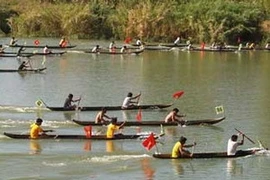 Đua thuyền độc mộc trên dòng Đăk Bla. (Nguồn: Google Images) 