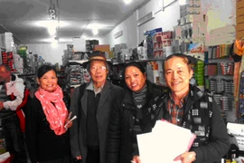 Quyên góp tại một cơ sở kinh doanh của người Việt ở Budapest. (Ảnh: Quyết Tâm/Vietnam+)