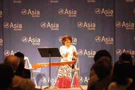 Nghệ sỹ Ngô Trà My biểu diễn đàn bầu tại Hội Châu Á ở New York. (Ảnh: Hữu Nghị/Vietnam+) 