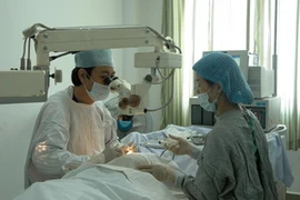 Các bác sỹ Việt Nam phẫu thuật thay thủy tinh thể cho bệnh nhân nghèo Campuchia. (Ảnh: Chí Hùng/Vietnam+)