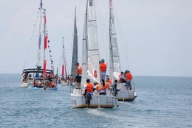 Các đội tham dự giải đua thuyền buồm vô địch các câu lạc bộ toàn quốc. (Ảnh: TTXVN phát)