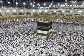 Các tín đồ Hồi giáo cầu nguyện tại Đền thờ Lớn ở thánh địa Mecca, Saudi Arabia, trong lễ hành hương Hajj. (Ảnh: IRNA/TTXVN)