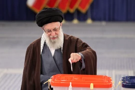 Đại giáo chủ Iran Ayatollah Ali Khamenei bỏ phiếu trong cuộc bầu cử Quốc hội tại điểm bầu cử ở Tehran ngày 1/3/2024. (Ảnh: AFP/TTXVN)