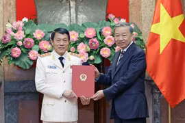 Chủ tịch nước Tô Lâm trao Quyết định bổ nhiệm cho Thượng tướng Lương Tam Quang, Bộ trưởng Bộ Công an. (Ảnh: Nhan Sáng/TTXVN)