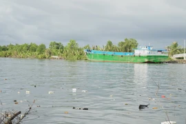 Chiếc sà lan tại hiện trường vụ tai nạn xảy ra. (Ảnh: Huỳnh Anh/TTXVN)