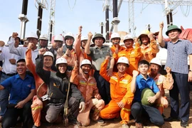 Thủ tướng Phạm Minh Chính và các đơn vị thi công thể hiện quyết tâm hoàn thành Dự án Trạm biến áp 500 kV Thanh Hóa đúng tiến độ. (Ảnh: Dương Giang/TTXVN)